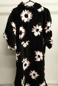 Mystic Poncho Velour - Black/ White -UK Surfing Equipment Sales Store 671ea205 6cbc 4fe9 b55f 6dc1ada3dcba