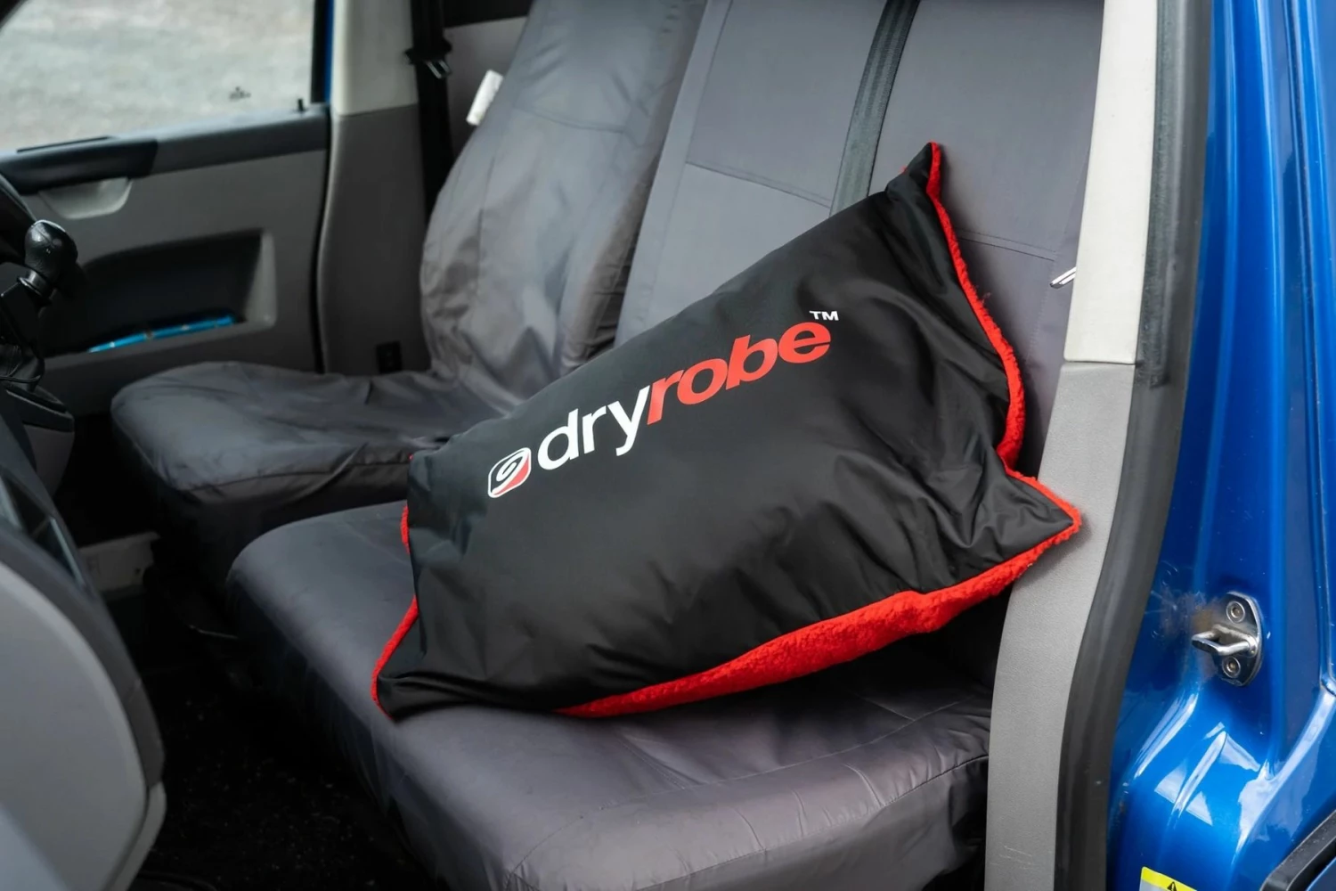 Dryrobe Cushion Cover - Black/Red 7 Dryrobe Cushion Cover - Black/Red - Image 7